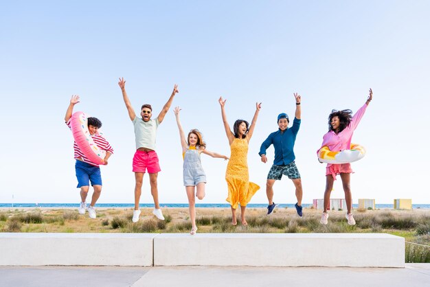 Groupe de jeunes meilleurs amis se liant à l'extérieur