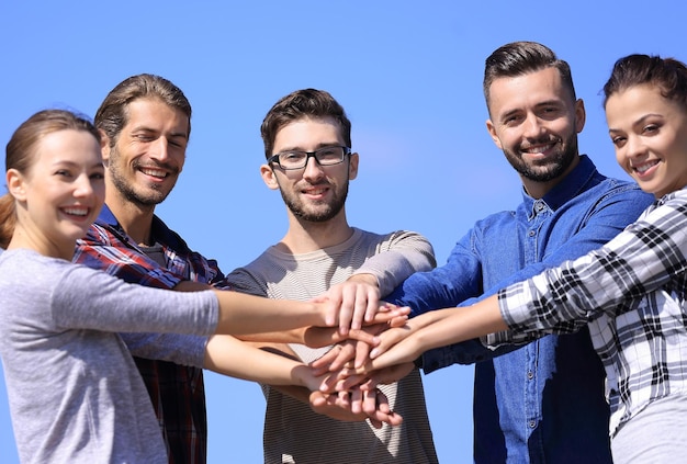 Un groupe de jeunes montre leur unité photo avec espace de copie