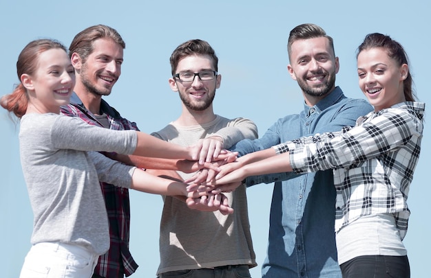 Un groupe de jeunes montre leur unité