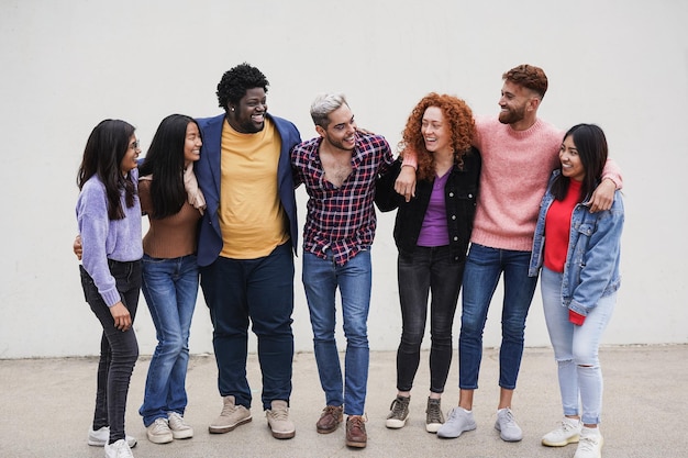 Groupe de jeunes multiraciaux s'embrassant dans la ville Concept de diversité