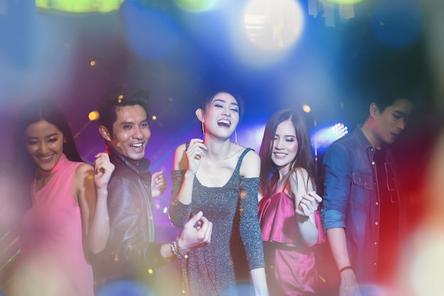 Groupe de jeunes Party danser dans une boîte de nuit