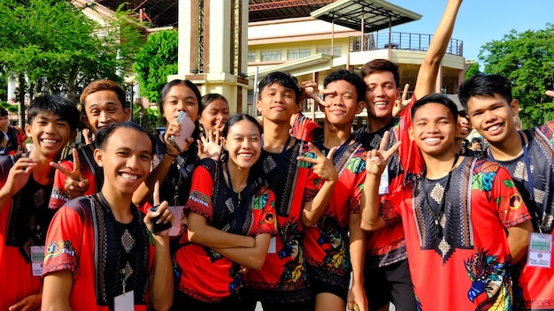 Un groupe de jeunes Philippins avec leurs beaux costumes colorés