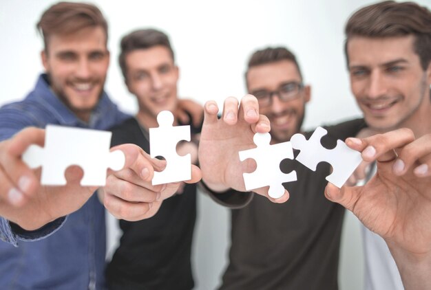 Groupe de jeunes avec des pièces de puzzle