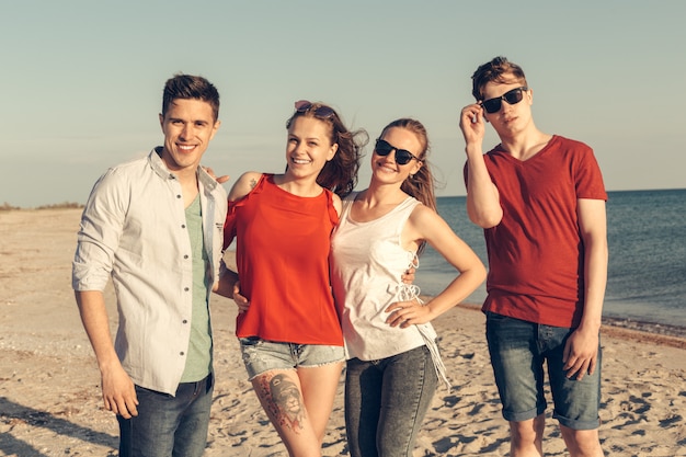 Groupe de jeunes à la plage