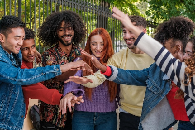 Photo un groupe de jeunes en plein air unis pour célébrer ensemble et passer de bons moments concept de bonheur