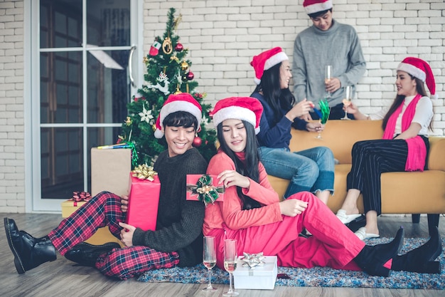 Groupe de jeunes pour célébrer la fête de Noël à la maison.