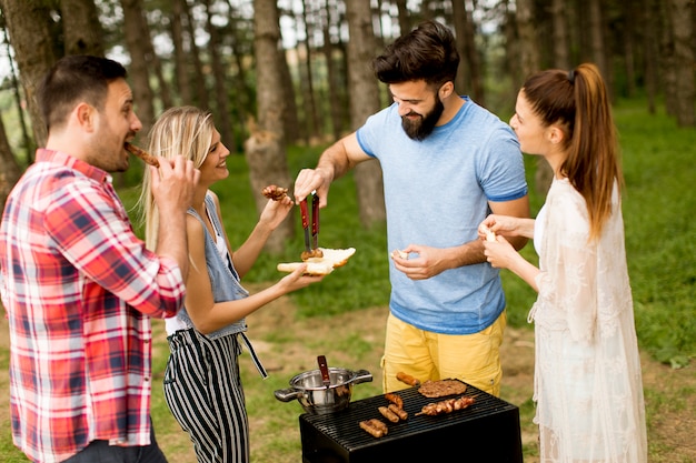 Groupe de jeunes profitant d&#39;un barbecue dans la nature