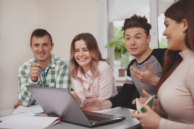 Groupe De Jeunes Qui étudient Ensemble Dans Une Salle De Classe