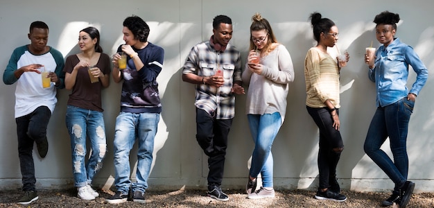 Groupe de jeunes qui passent un bon moment ensemble