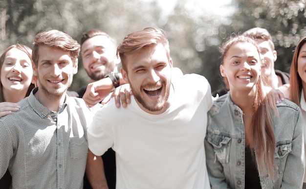 Groupe de jeunes qui réussissent le concept d'amitié