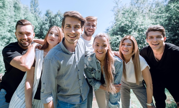 Groupe de jeunes qui réussissent sur fond de mode de vie nature