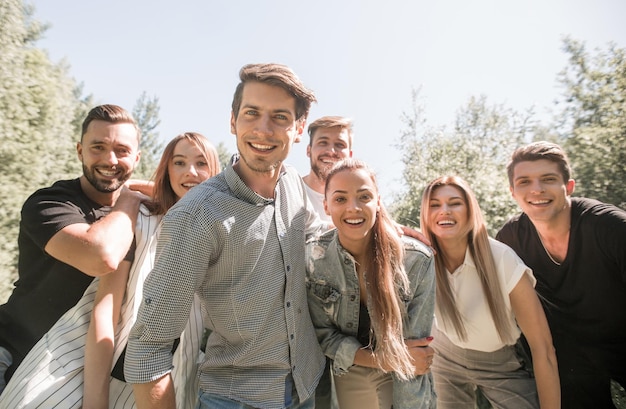 Groupe de jeunes qui réussissent sur fond de mode de vie nature