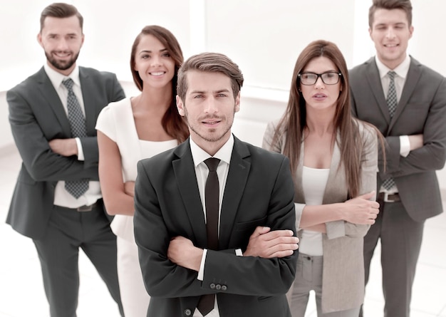 Un groupe de jeunes qui réussissent sourient