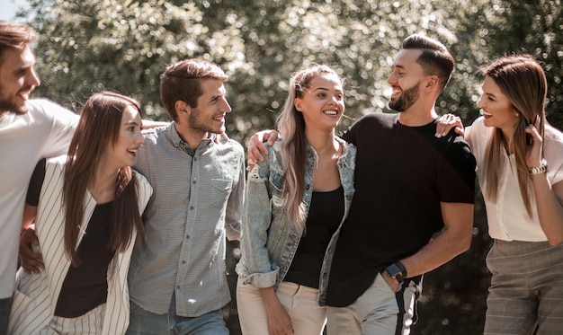 Groupe de jeunes qui réussissent