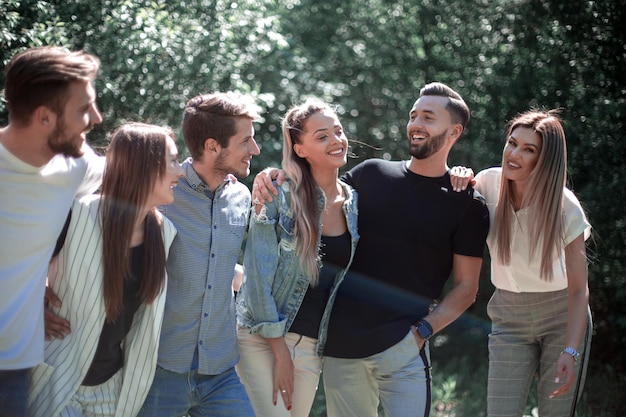 groupe de jeunes qui réussissent