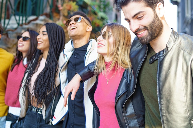 Un groupe de jeunes de races différentes de la génération du millénaire marchent ensemble