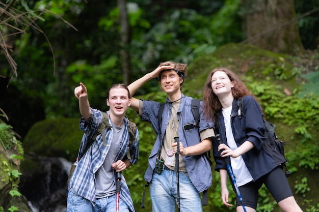 Groupe de jeunes en randonnée dans la forêt Concept de voyage et d'aventure