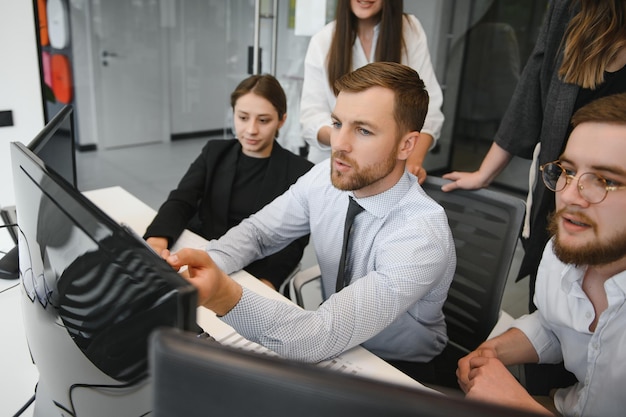 Groupe de jeunes en réunion de travail