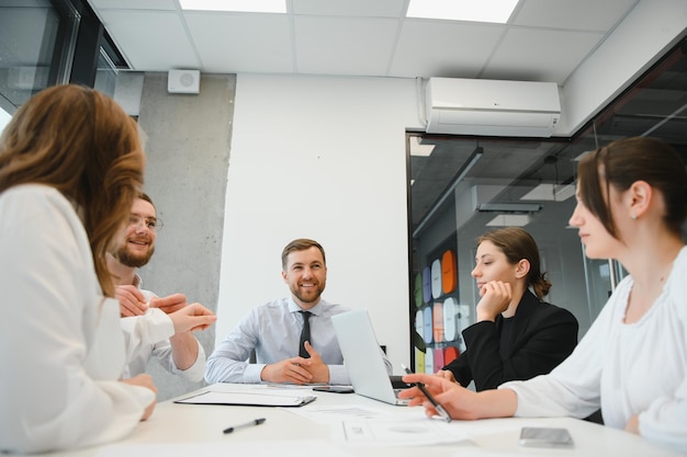 Groupe de jeunes en réunion de travail