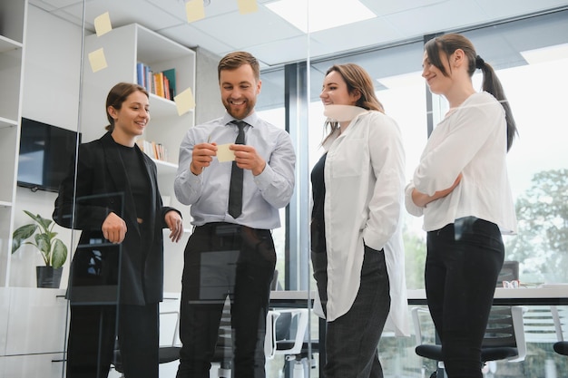 Groupe de jeunes en réunion de travail