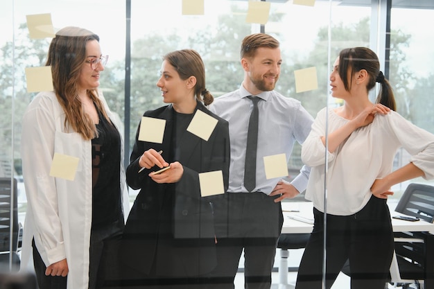 Groupe de jeunes en réunion de travail