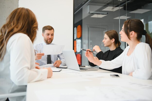 Groupe de jeunes en réunion de travail