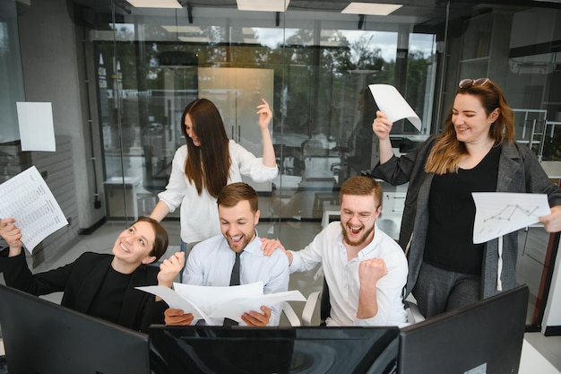 Groupe de jeunes en réunion de travail