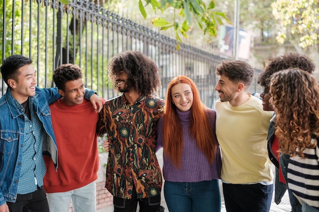 Groupe de jeunes réunis en plein air dans la ville Concept de style de vie liant ensemble