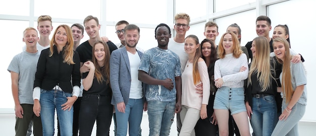 Groupe de jeunes réussis debout ensemble