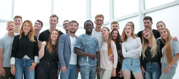 Groupe de jeunes réussis debout ensemble