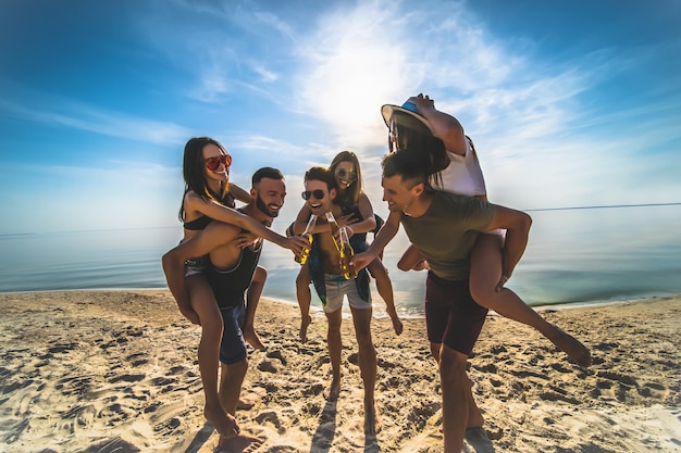 Le groupe de jeunes s'amusant à la plage