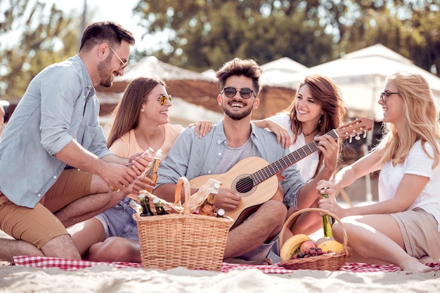 Groupe de jeunes s&#39;amuser en plein air