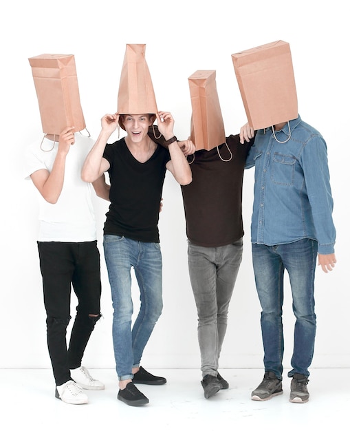 Groupe de jeunes avec des sacs en papier sur la tête