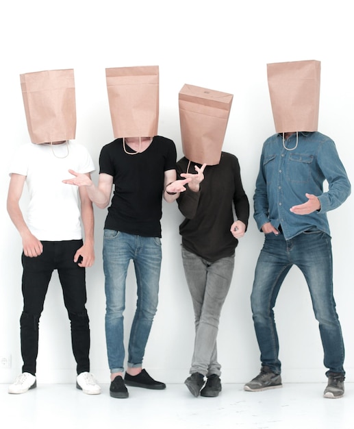 Groupe de jeunes avec des sacs en papier sur la tête