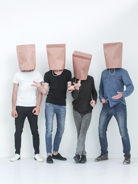 Groupe de jeunes avec des sacs en papier sur la tête