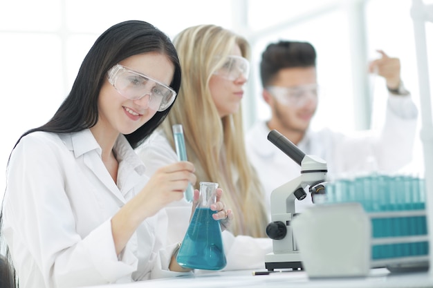 Un groupe de jeunes scientifiques mène des recherches en laboratoire . sciences et santé