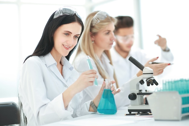 Un groupe de jeunes scientifiques mène des recherches en laboratoire . sciences et santé