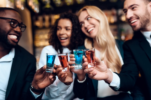 Un groupe de jeunes se repose dans un bar.