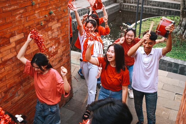 Un groupe de jeunes supporters célèbrent la victoire après le match.