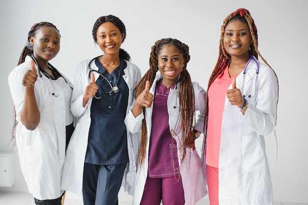 Photo groupe de jeunes travailleurs médicaux africains sur blanc