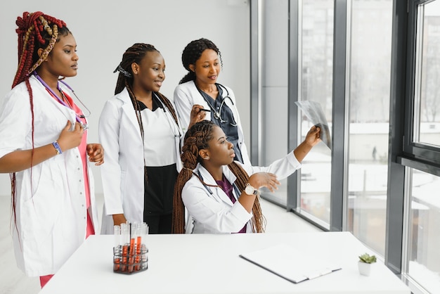 groupe de jeunes travailleurs médicaux africains