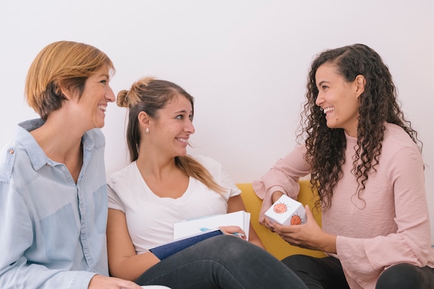 Groupe de jeunes travailleurs sociaux préparant un cours d'émotion humaine pour les enfants