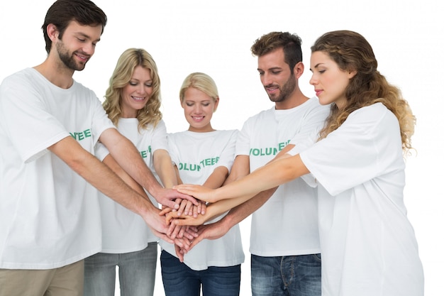 Groupe de jeunes volontaires avec les mains ensemble