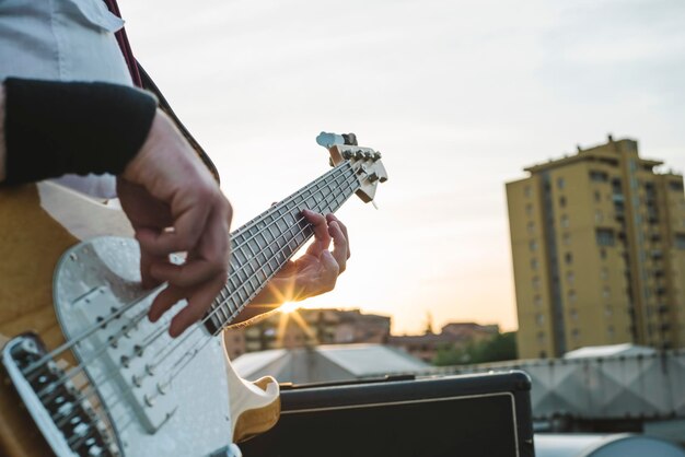 Groupe jouant lors d'un concert live au festival