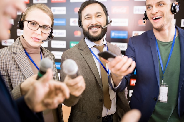 Groupe de journalistes lors d'une conférence de presse