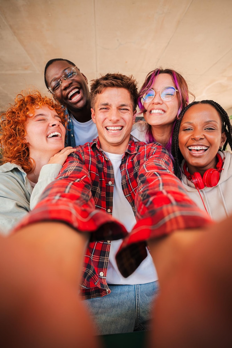Photo un groupe joyeux d'amis multiraciaux profitant d'un moment de selfie amusant ensemble pour montrer leur bonheur
