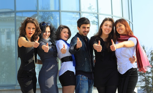 Groupe de joyeux étudiants.