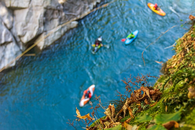 Un groupe de kayakistes descendant le canyon en automne