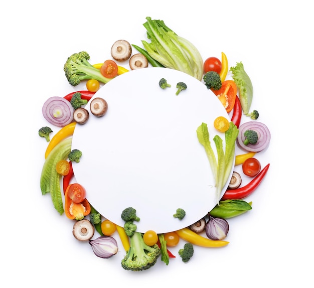 Groupe de légumes frais avec espace de texte sur fond blanc