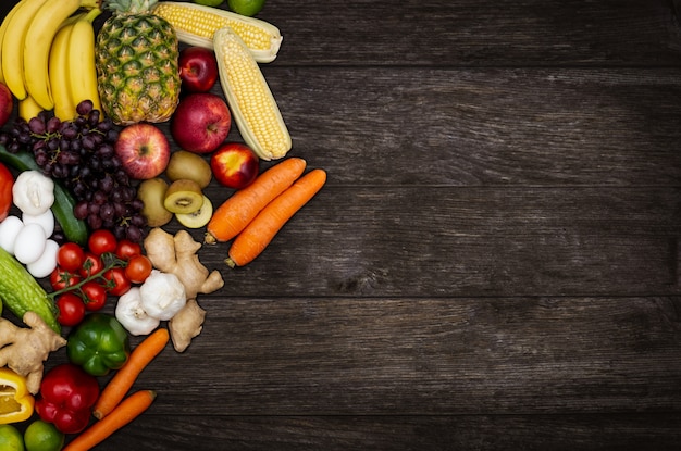 Groupe de légumes et fruits sur table en bois